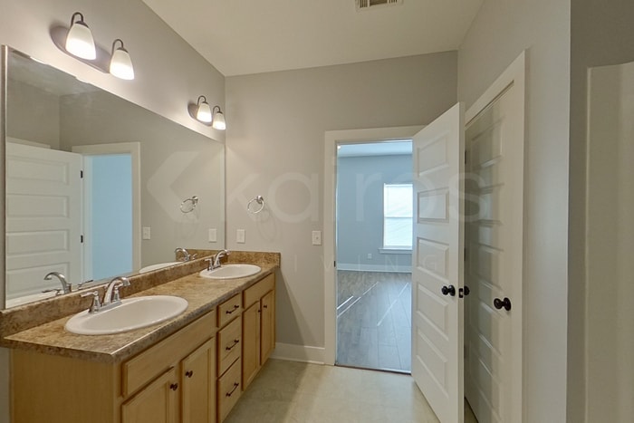 Building Photo - 8008 Shadesbrook Dr