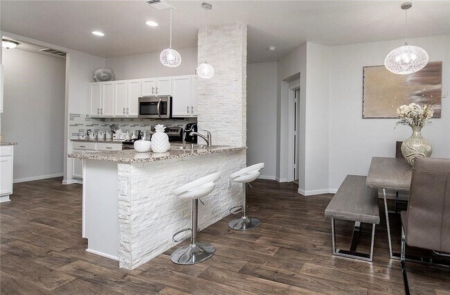 Building Photo - 810 Comal Run