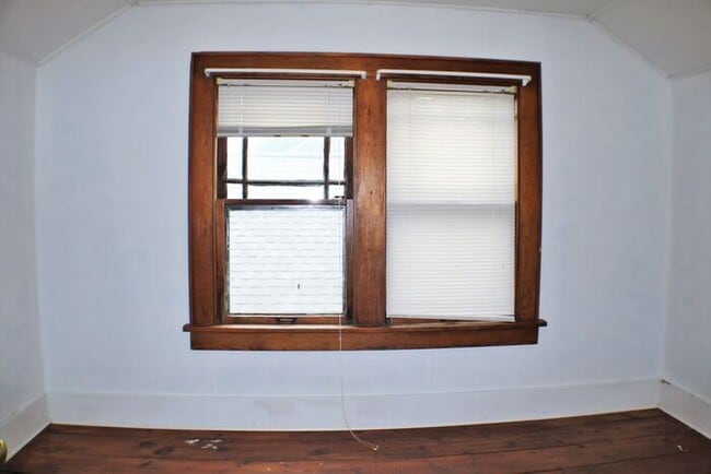 Building Photo - $1,300 | 1 Bedroom + Bonus Room, 1 Bathroo...