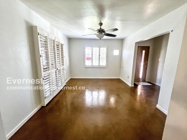 Building Photo - 801 W Earll Dr