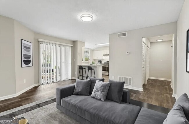 Building Photo - 7600 Roswell Rd