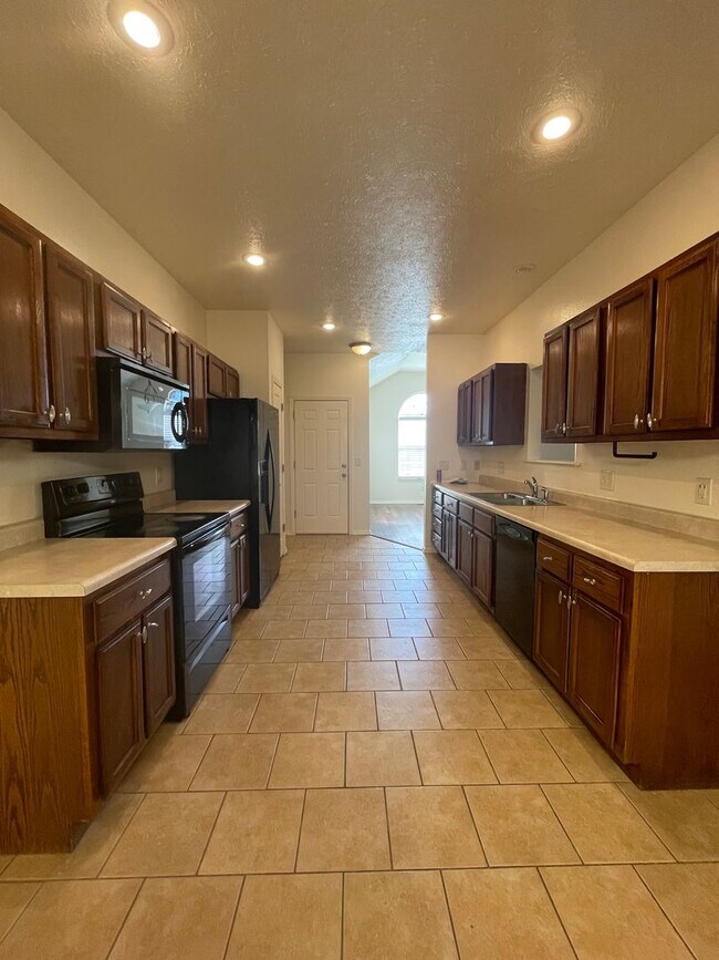 Building Photo - Executive Rental All Brick Home near South...