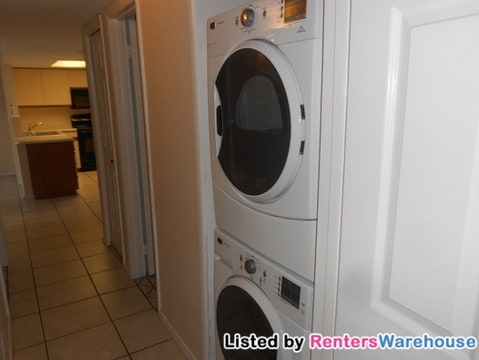 Building Photo - 1840 E Morten Ave