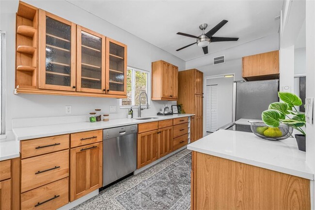 Building Photo - 4925 Camellia Way S