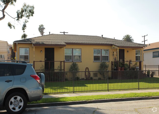 Building Photo - 821-825 Sartori Ave
