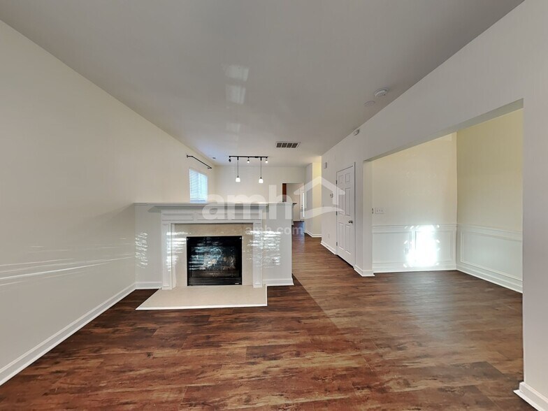 Building Photo - 15516 Crossing Gate Dr