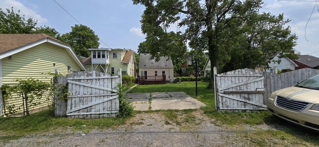Building Photo - 7335 Maple St