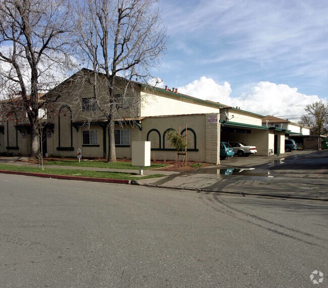 Building Photo - 682-684 Richmond Ave