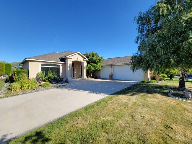 Primary Photo - 1200 W Canyon Lakes Dr