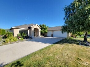 Building Photo - 1200 W Canyon Lakes Dr