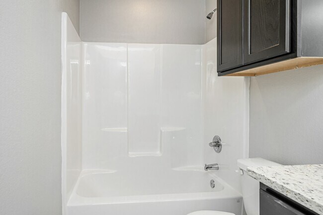 Building Photo - 525 Fallbrook Dr