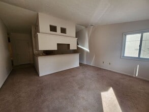 Building Photo - 2 Bedroom Duplex - *Pets Welcome!