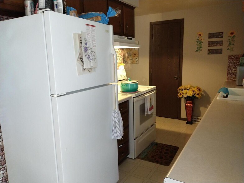 Building Photo - 210 Deschane Pl