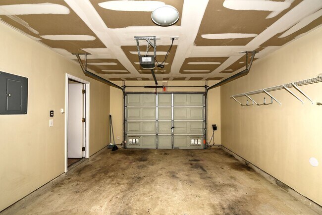 Building Photo - ONE STORY  |  GREAT LOCATION  |  NEAR 1605...