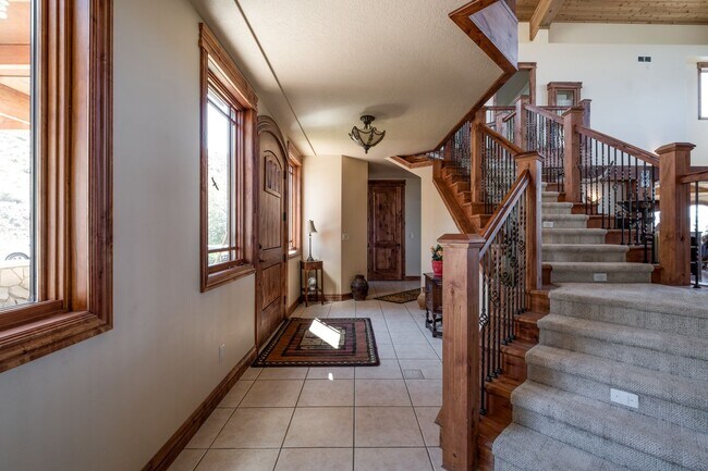 Building Photo - Private Hillside Ranch Home Available Wint...