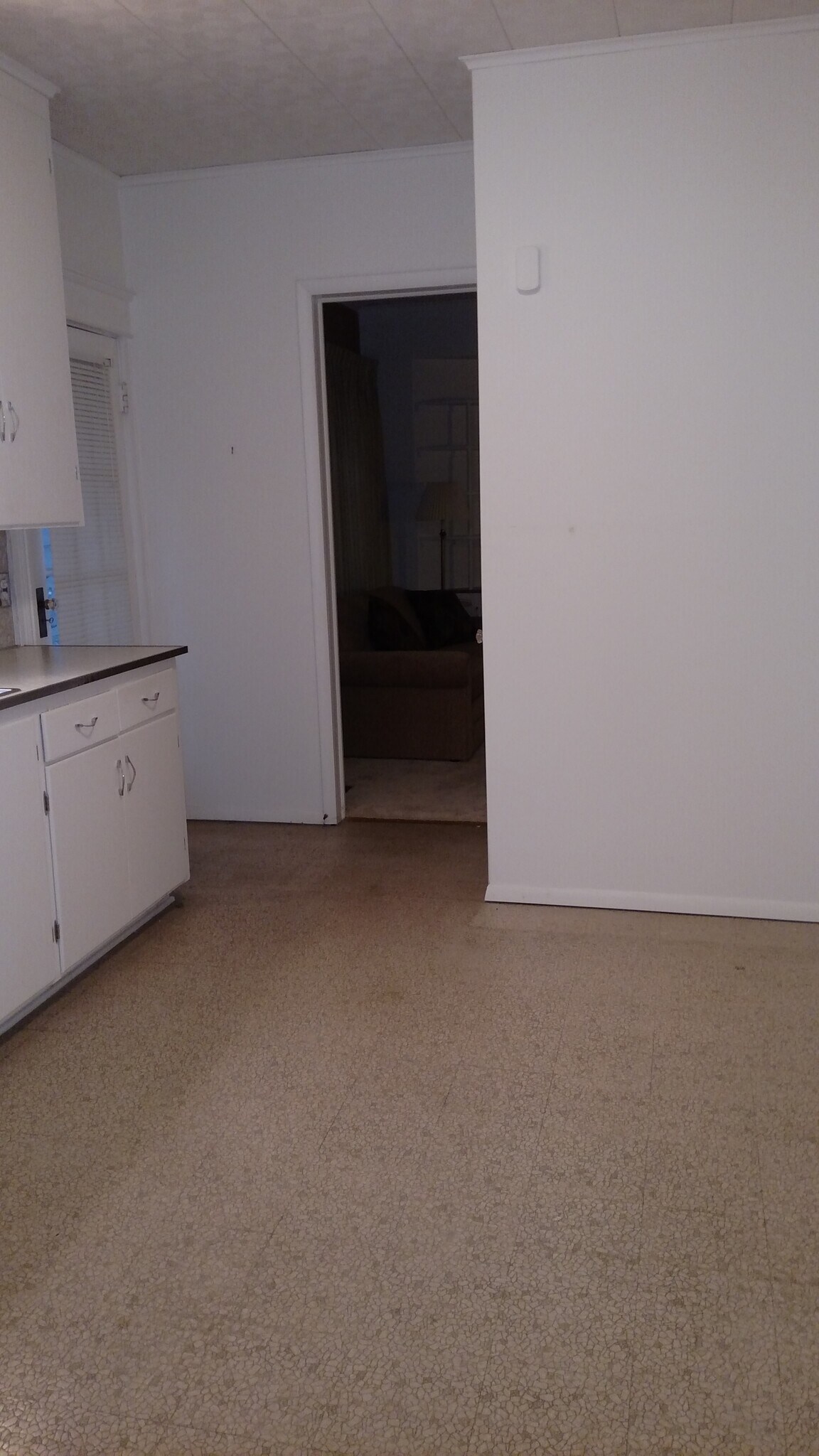 Kitchen looking to livingroom - 2504 Chili Ave