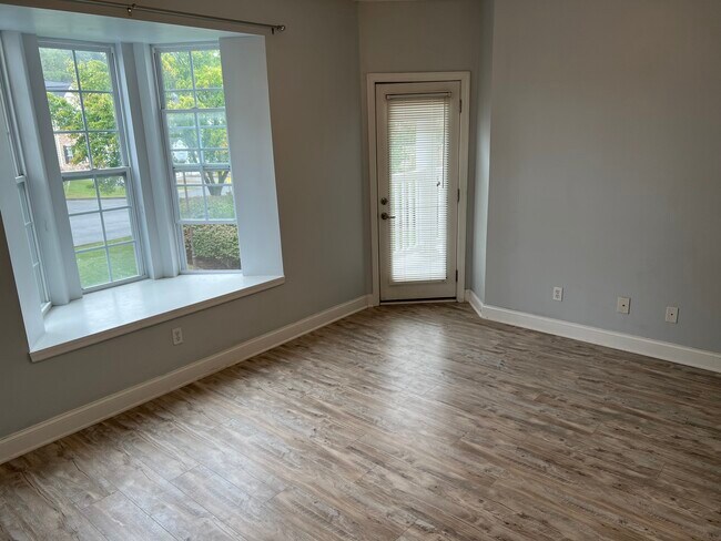 Building Photo - 1318 Suncrest Village