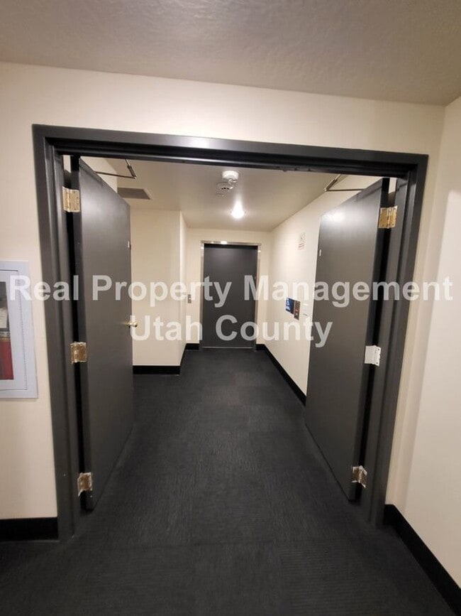 Building Photo - 2244 N Canyon Rd