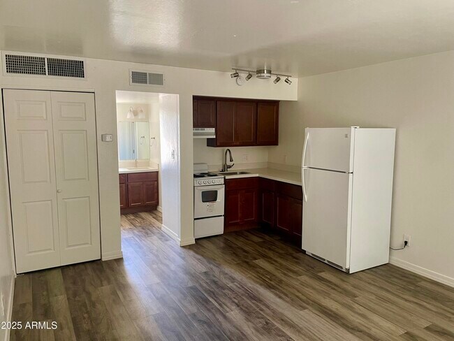 Primary Photo - 2301 N 28th St