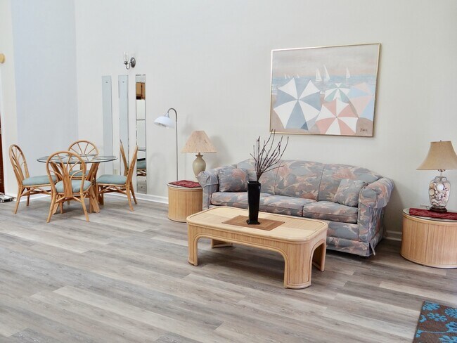 Building Photo - Large Efficiency Apartment with amenities in Surfside Beach