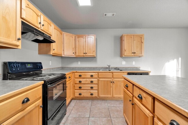 Building Photo - 4 Bedroom 2.5 Bath Townhome near Centennial Park! Fenced Yard!
