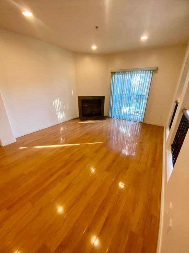 Building Photo - Spacious 4 Bed, 3 Bath Townhouse in Torrance $3,850