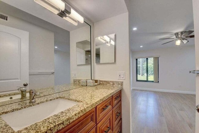 Building Photo - 400 Club Cir