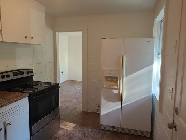 Building Photo - 2 Bedroom 1 Bathroom Apartment in Red Bank! Vouchers Accepted!
