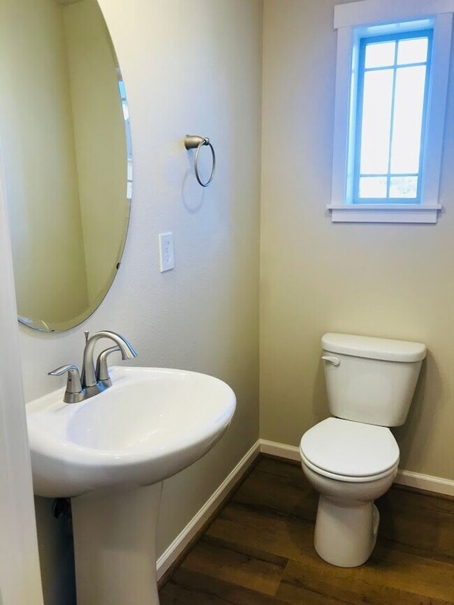 Building Photo - Townhouse Charmer in River Terrace Neighborhood!