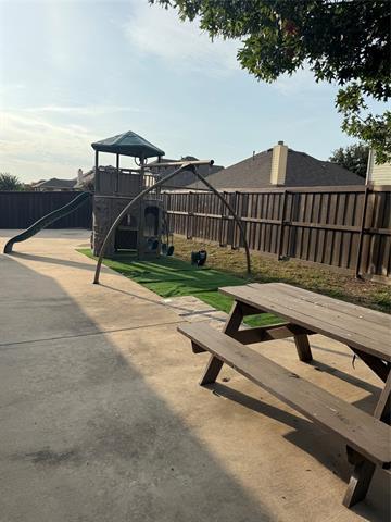 Building Photo - 1027 Fair Oaks Dr