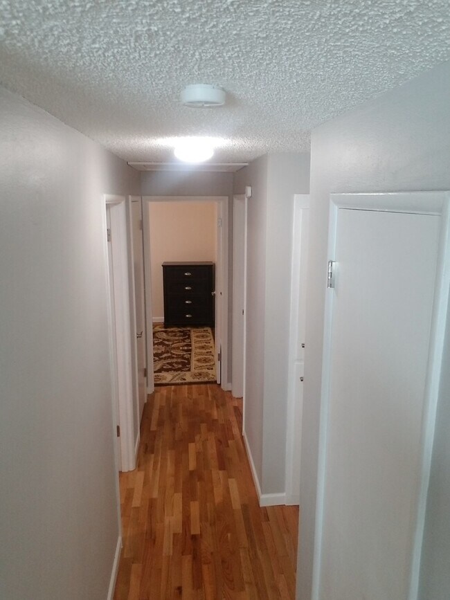 Building Photo - FURNISHED- 3 bed 2 bath single car detached garage, large lot Lawn care included