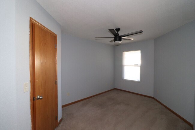 Building Photo - Spacious duplex for rent!
