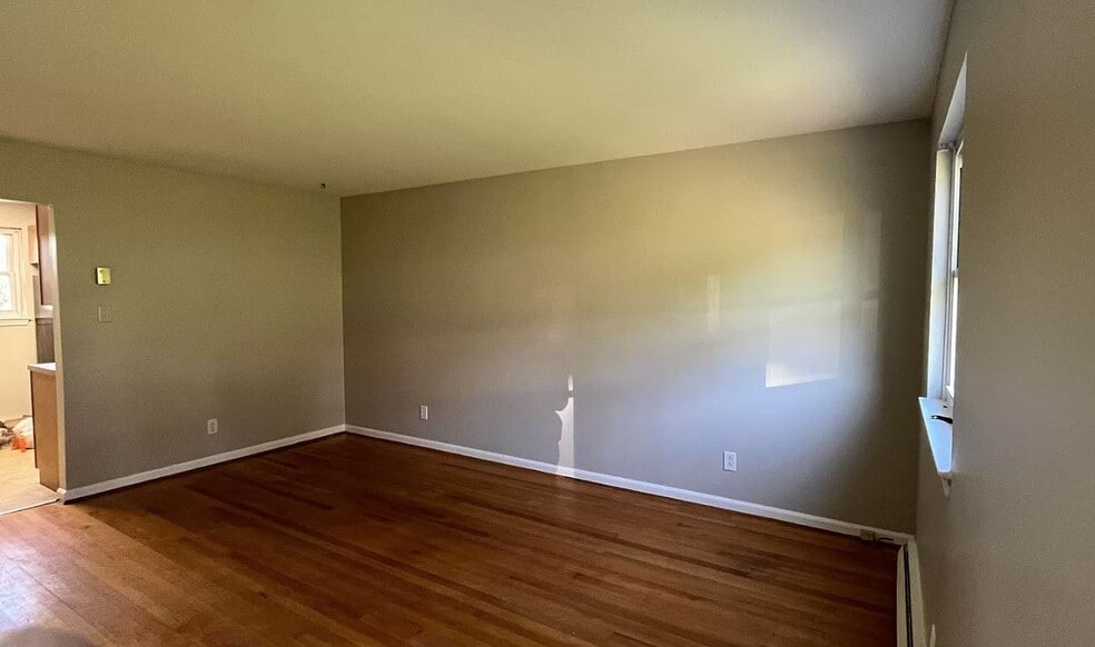 Living room - 1033 Jeanette Ave