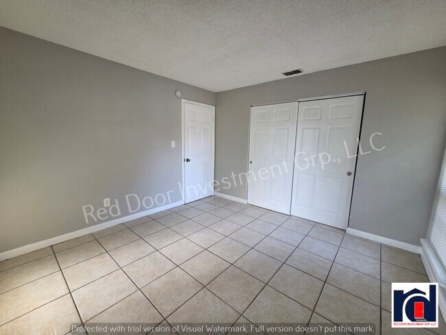 Building Photo - Spacious 2/2 quadplex