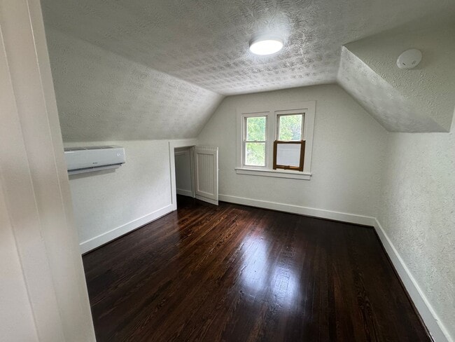 Building Photo - Newly updated 3 bedroom 1 bath with hardwo...