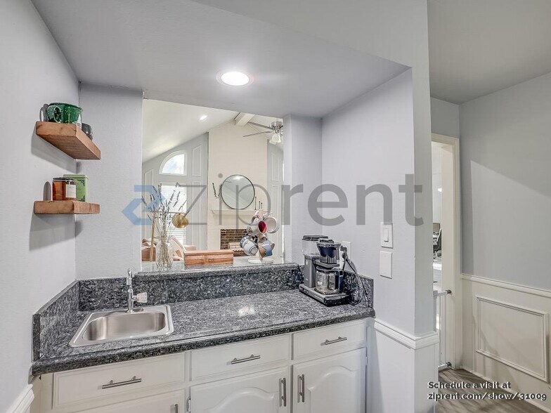 Building Photo - 4211 Meadow Ridge Dr