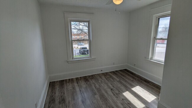 Building Photo - Discover this well-maintained 3-bedroom, 1-bath home in Akron