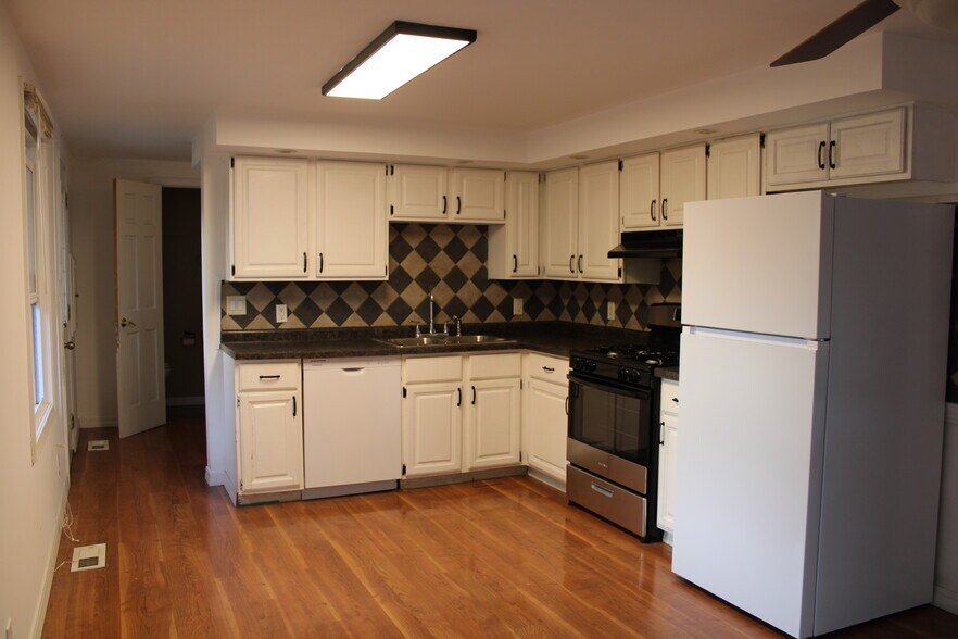 Building Photo - 2807 Benjamin Dr