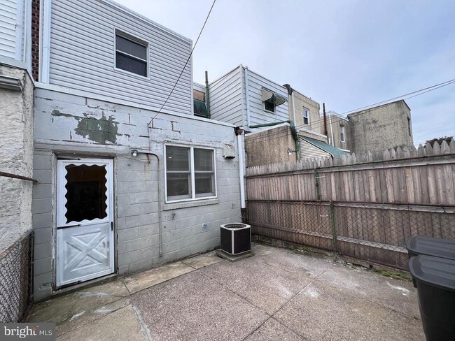 Building Photo - 1211 Daly St