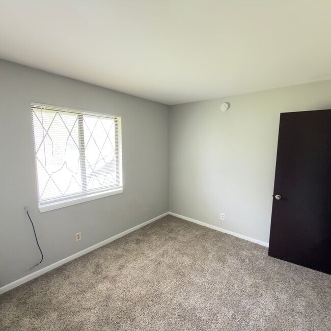 Building Photo - 2 Bedroom Upper Duplex in Breton Village!