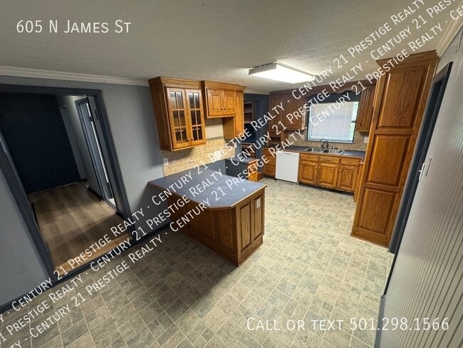 Building Photo - 605 N James St