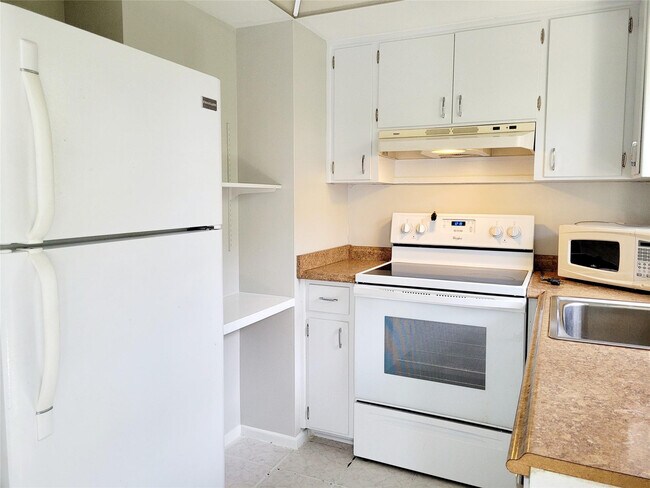 Building Photo - 2120 NE 41st St