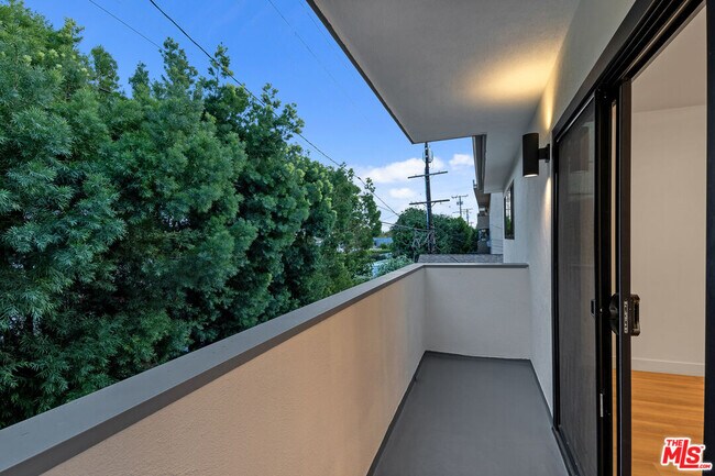 Building Photo - 950 Havenhurst Dr