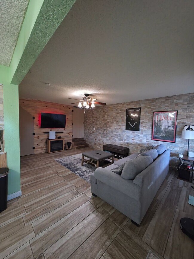 Building Photo - 230 Shadybrook Ln