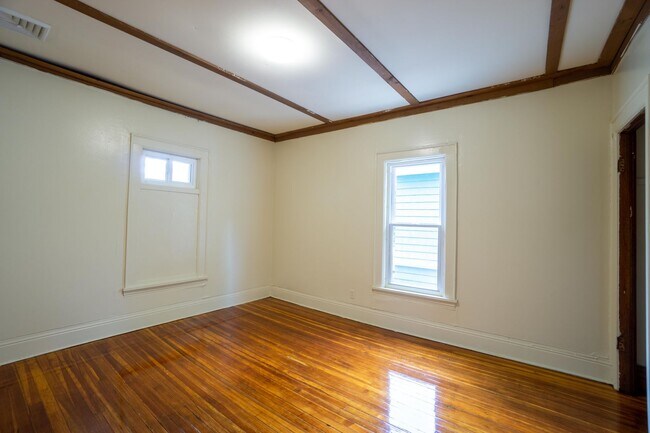 Building Photo - Spacious 5 Bed/2 Bath Single Family Home W...