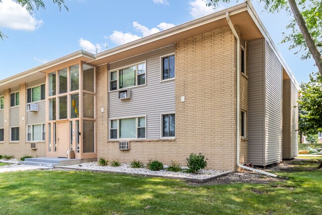 Building Photo - 4222 S 51st St