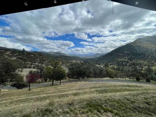 Building Photo - Rural 3 Bedroom, 2 Bath - Ruch & Applegate River Area