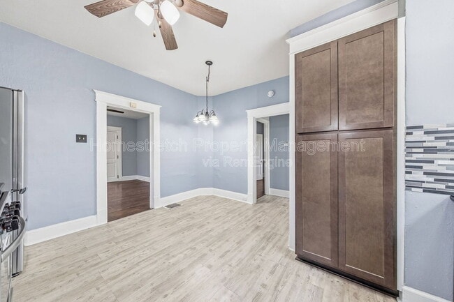 Building Photo - 704 W Johnson St