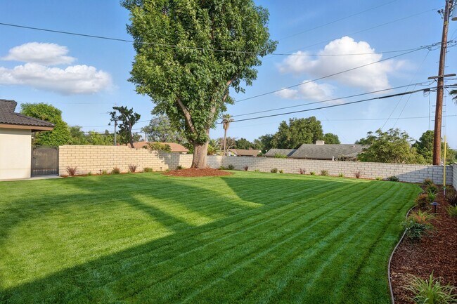 Building Photo - Stunning Home for Entertaining in Highly S...