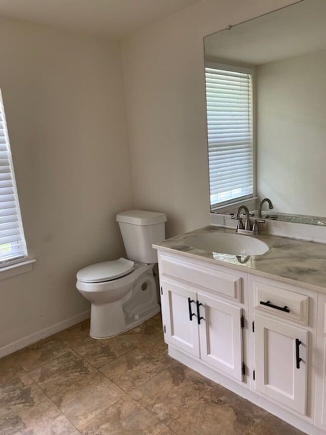 Building Photo - 4 bedroom, 2.5 bathroom, and 2 car garage house